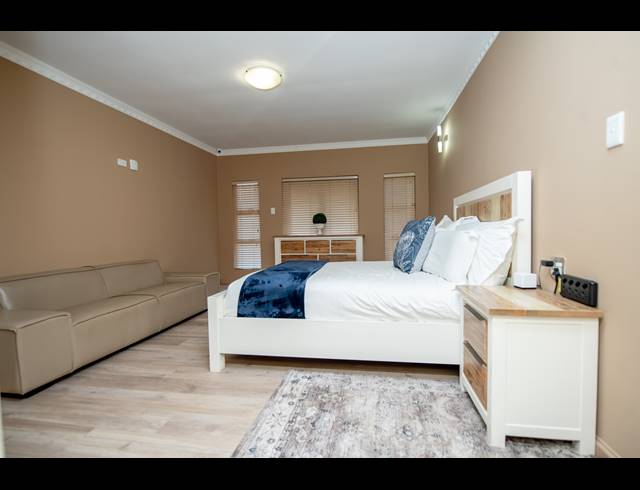 4.5 BEDROOM FREESTANDING FOR SALE IN CRYSTAL PARK